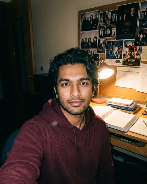 Man, mid 20s: original selfie
